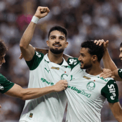 O jogador Flaco López, da SE Palmeiras, comemora seu gol contra a equipe do Ceará SC, durante partida válida pela trigésima oitava rodada, do Campeonato Brasileiro, Série A, na Arena Castelão. (Foto: Cesar Greco/Palmeiras/by Canon)
