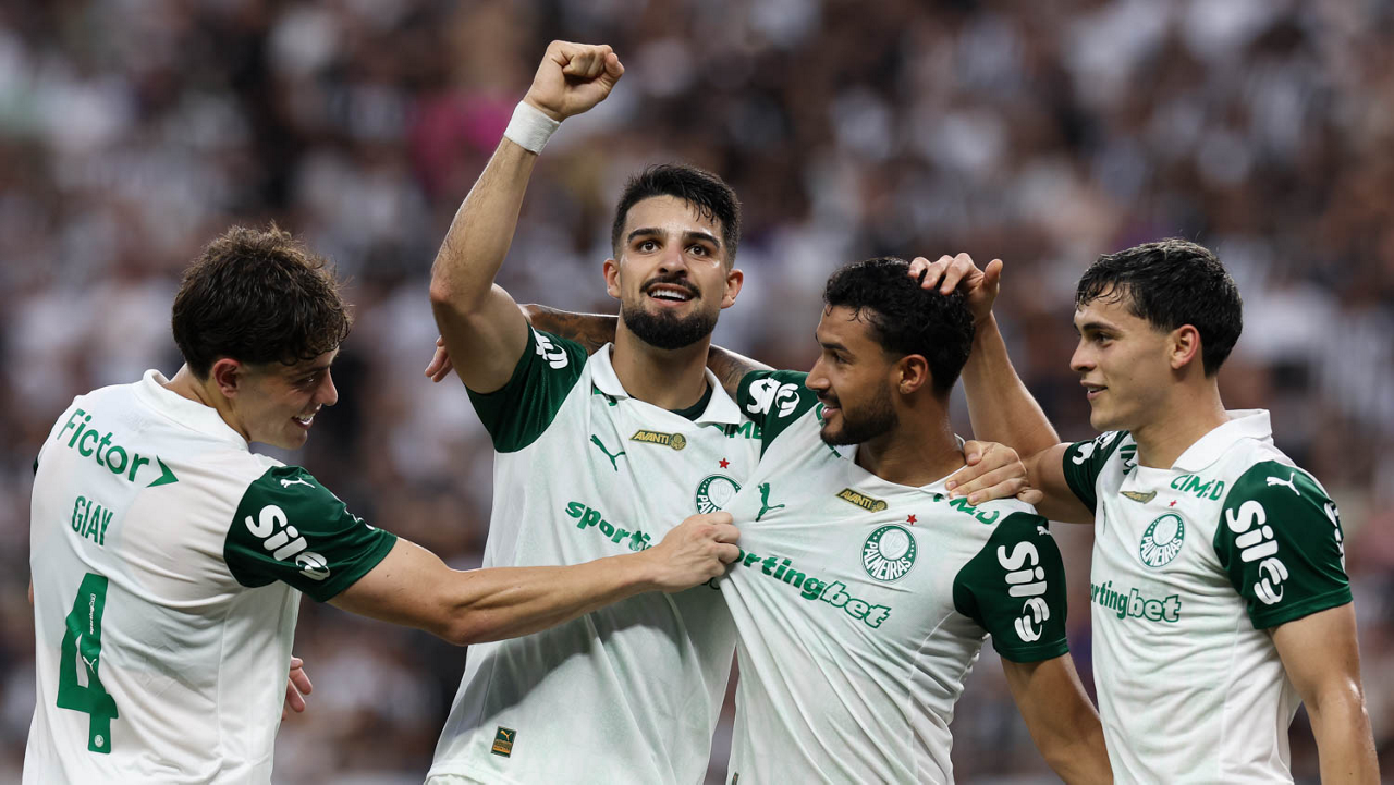 O jogador Flaco López, da SE Palmeiras, comemora seu gol contra a equipe do Ceará SC, durante partida válida pela trigésima oitava rodada, do Campeonato Brasileiro, Série A, na Arena Castelão. (Foto: Cesar Greco/Palmeiras/by Canon)
