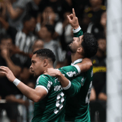 Vitor Roque e Flaco López em ação pelo Palmeiras. Foto: César Greco
