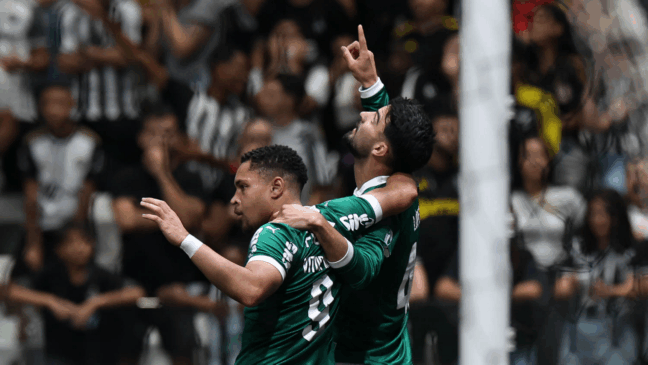 Vitor Roque e Flaco López em ação pelo Palmeiras. Foto: César Greco