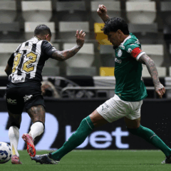 O jogador Gustavo G&oacute;mez, da SE Palmeiras, disputa bola com o jogador do C Atl&eacute;tico Mineiro, durante partida v&aacute;lida pela trig&eacute;sima quarta rodada, do Campeonato Brasileiro, S&eacute;rie A, na Arena MRV. (Foto: Cesar Greco/Palmeiras/by Canon)
