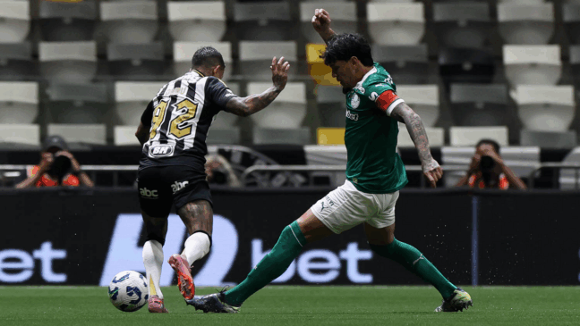 O jogador Gustavo Gómez, da SE Palmeiras, disputa bola com o jogador do C Atlético Mineiro, durante partida válida pela trigésima quarta rodada, do Campeonato Brasileiro, Série A, na Arena MRV. (Foto: Cesar Greco/Palmeiras/by Canon)
