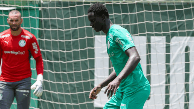 Koné durante treinamento do Palmeiras na Academia de Futebol (Foto: Cesar Greco / Palmeiras) 