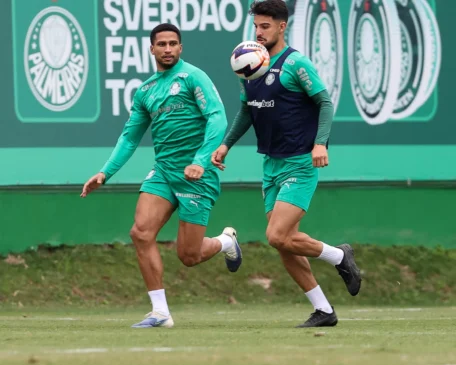 Os jogadores Murilo e Flaco López (à direita) durante treinamento na Academia de Futebol (Foto: Cesar Greco/Palmeiras/by Canon)

