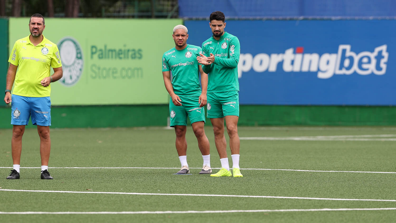 Os jogadores Vitor Roque e Flaco López (D), da SE Palmeiras, durante treinamento, na Academia de Futebol. (Foto: Cesar Greco/Palmeiras/by Canon)
Os jogadores Vitor Roque e Flaco López (D), da SE Palmeiras, durante treinamento, na Academia de Futebol. (Foto: Cesar Greco/Palmeiras/by Canon)