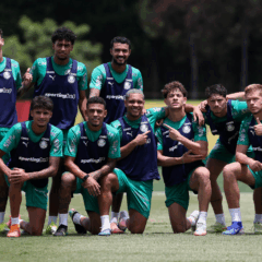 Os jogadores Marcelo Lomba, Erick Bel&eacute;, Luighi, Jeft&eacute; e Benedetti (E/D em p&eacute;) e Larson, Riquelme, Vitor Roque, Agust&iacute;n Giay, Emiliano Mart&iacute;nez e Bruno Fuchs (E/D agachados), da SE Palmeiras, durante treinamento, na Academia de Futebol. (Foto: Cesar Greco/Palmeiras/by Canon)
