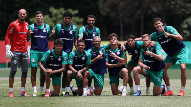 Os jogadores Marcelo Lomba, Erick Belé, Luighi, Jefté e Benedetti (E/D em pé) e Larson, Riquelme, Vitor Roque, Agustín Giay, Emiliano Martínez e Bruno Fuchs (E/D agachados), da SE Palmeiras, durante treinamento, na Academia de Futebol. (Foto: Cesar Greco/Palmeiras/by Canon)
