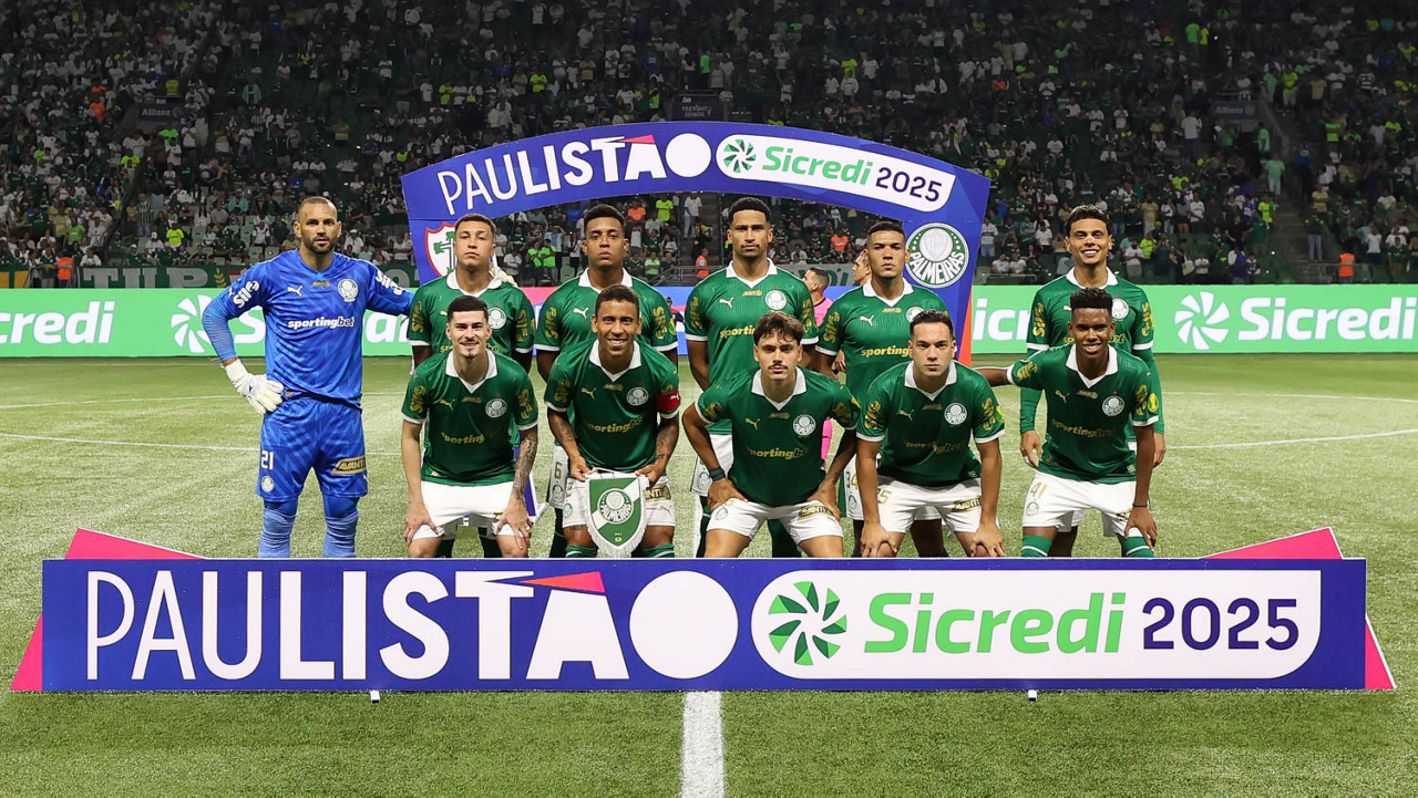 O time da SE Palmeiras, posa para foto em jogo contra a equipe da Portuguesa de Desportos, durante partida válida pela fase de grupos, do Campeonato Paulista, Série A1, na arena Allianz Parque. (Foto: Cesar Greco/Palmeiras/by Canon)
O time da SE Palmeiras, posa para foto em jogo contra a equipe da Portuguesa de Desportos, durante partida válida pela fase de grupos, do Campeonato Paulista, Série A1, na arena Allianz Parque. (Foto: Cesar Greco/Palmeiras/by Canon)