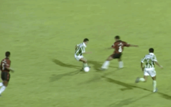 Juari fintando João Paulo Sampaio em duelo da Copinha de 1993 (Foto: Reprodução / TV Globo) 
