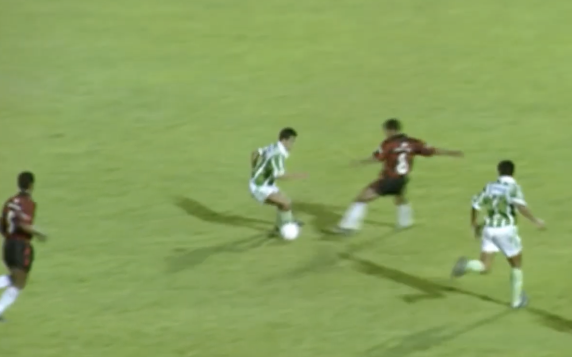 Juari fintando João Paulo Sampaio em duelo da Copinha de 1993 (Foto: Reprodução / TV Globo) Juari fintando João Paulo Sampaio em duelo da Copinha de 1993 (Foto: Reprodução / TV Globo)