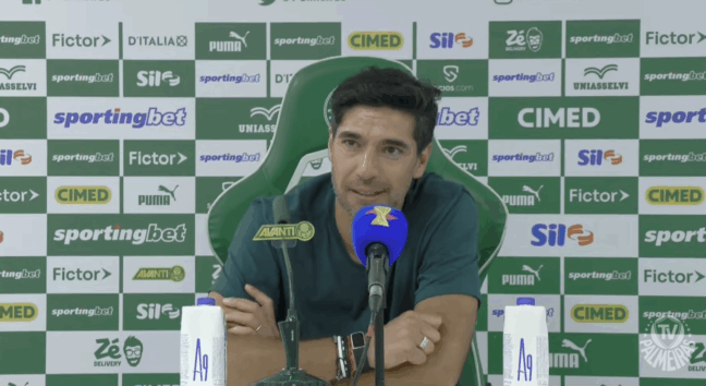 Abel Ferreira durante coletiva de imprensa na Arena Barueri (Foto: Reprodução / TV Palmeiras) 