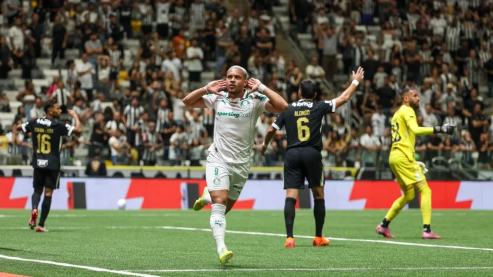 Vitor Roque foi o autor do segundo gol palmeirense (Foto: Fabio Menotti/Palmeiras/by Canon)
Vitor Roque foi o autor do segundo gol palmeirense (Foto: Fabio Menotti/Palmeiras/by Canon)
