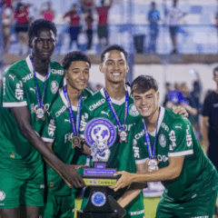 Konate (&agrave; esq.) com a ta&ccedil;a da Copa Santiago (Foto: Klisman Melo/km_fotografias26)
