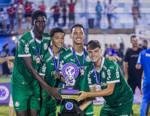 Konate (à esq.) com a taça da Copa Santiago (Foto: Klisman Melo/km_fotografias26)
Konate (à esq.) com a taça da Copa Santiago (Foto: Klisman Melo/km_fotografias26)