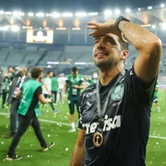 Abel Ferreira com a medalha de campe&atilde;o da Libertadores &mdash; Foto: Staff Images/Conmebol

