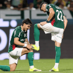 O jogador Mauricio, da SE Palmeiras, comemora seu gol contra a equipe do EC Vit&oacute;ria, durante partida v&aacute;lida pela segunda rodada, do Campeonato Brasileiro, S&eacute;rie A, na Arena Baruei. (Foto: Cesar Greco/Palmeiras/by Canon)
