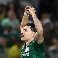 O jogador Mauricio, da SE Palmeiras, comemora seu gol contra a equipe do EC Vit&oacute;ria, durante partida v&aacute;lida pela segunda rodada, do Campeonato Brasileiro, S&eacute;rie A, na Arena Baruei. (Foto: Cesar Greco/Palmeiras/by Canon)

