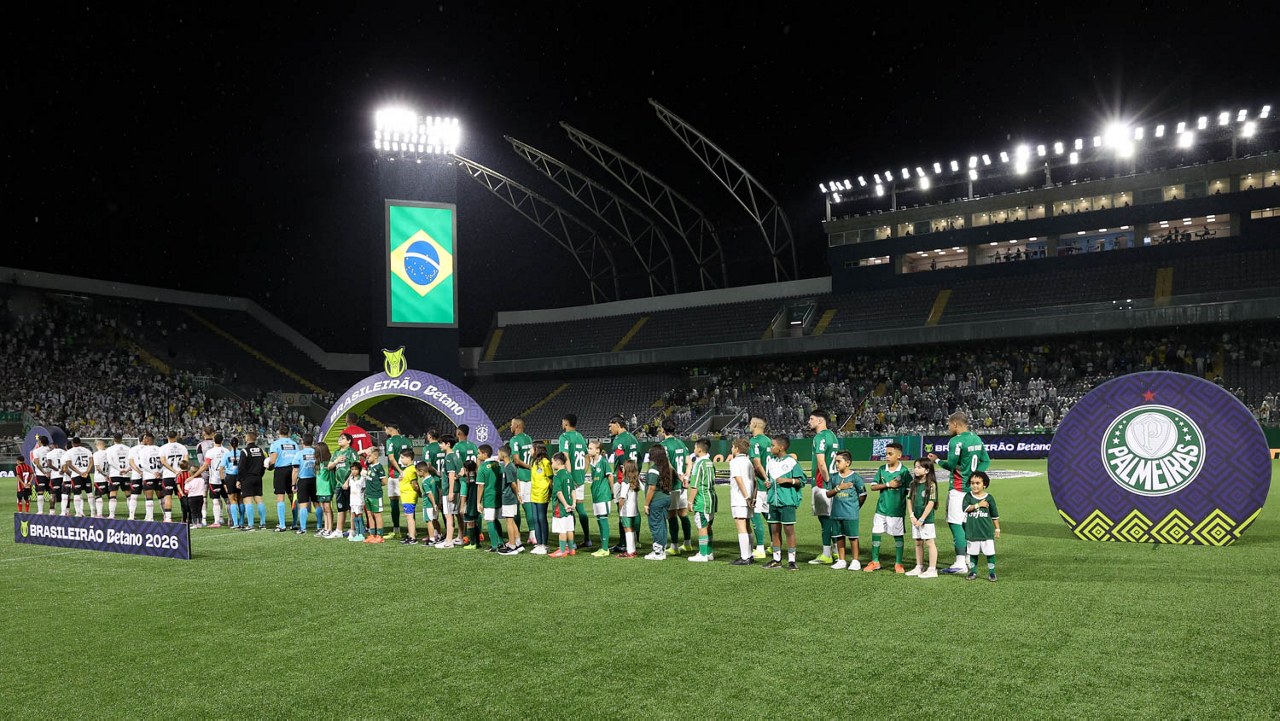 Palmeiras em jogo contra a equipe do Vitória, durante partida válida pela segunda rodada, do Campeonato Brasileiro, na Arena Baruei. (Foto: Cesar Greco/Palmeiras)
Palmeiras em jogo contra a equipe do Vitória, durante partida válida pela segunda rodada, do Campeonato Brasileiro, na Arena Baruei. (Foto: Cesar Greco/Palmeiras)
