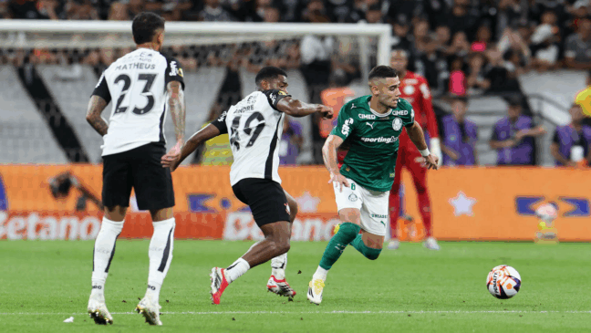O jogador Andreas Pereira, da SE Palmeiras, disputa bola com o jogador do SC Corinthians P, durante partida válida pela sétima rodada, do Campeonato Paulista, Série A1, na Neo Química Arena. (Foto: Cesar Greco/Palmeiras/by Canon)
