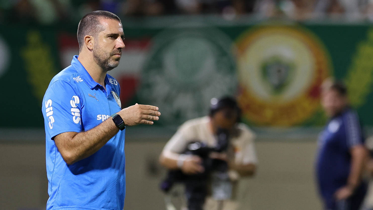 O preparador físico João Martins, da SE Palmeiras, em jogo contra a equipe do Guarani FC, durante partida válida pela oitava rodada, do Campeonato Paulista, Série A1, na Arena Barueri. (Foto: Cesar Greco/Palmeiras/by Canon)
O preparador físico João Martins, da SE Palmeiras, em jogo contra a equipe do Guarani FC, durante partida válida pela oitava rodada, do Campeonato Paulista, Série A1, na Arena Barueri. (Foto: Cesar Greco/Palmeiras/by Canon)
