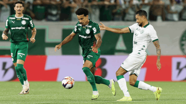 O jogador Lucas Evangelista, da SE Palmeiras, disputa bola com o jogador do Guarani FC, durante partida válida pela oitava rodada, do Campeonato Paulista, Série A1, na Arena Barueri. (Foto: Cesar Greco/Palmeiras/by Canon)
