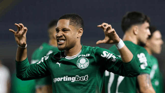 O jogador Vitor Roque, da SE Palmeiras, comemora seu gol contra a equipe do Fluminense FC, durante partida válida pela quarta rodada, do Campeonato Brasileiro, Série A, na Arena Baruei. (Foto: Cesar Greco/Palmeiras/by Canon)
