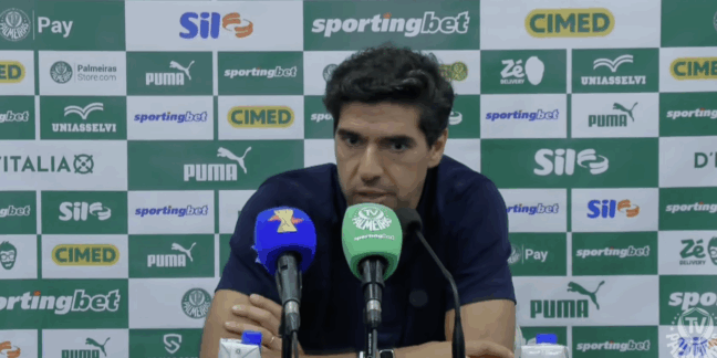 Abel durante coletiva de imprensa na Neo Química Arena (Foto: Reprodução / TV Palmeiras) 