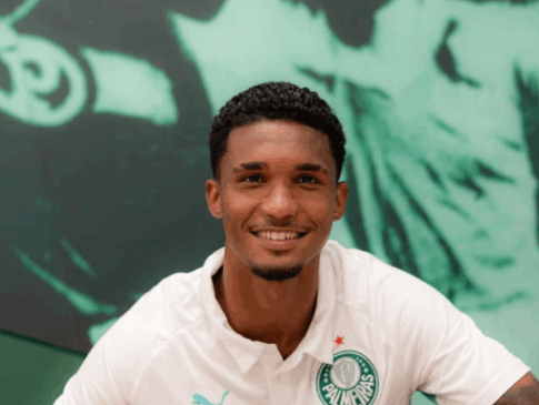 Matheus Gomes assinou contrato profissional com o Palmeiras (Foto: Divulgação / Instagram) 