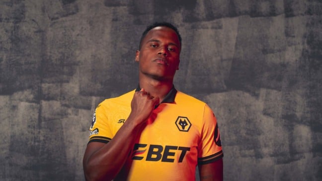 Jhon Árias em apresentação no Wolves. Foto: Divulgação/Wolves