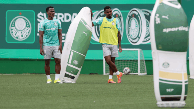 Os jogadores Jhon Arias e Allan (D), da SE Palmeiras, durante treinamento, na Academia de Futebol. (Foto: Cesar Greco/Palmeiras/by Canon)
