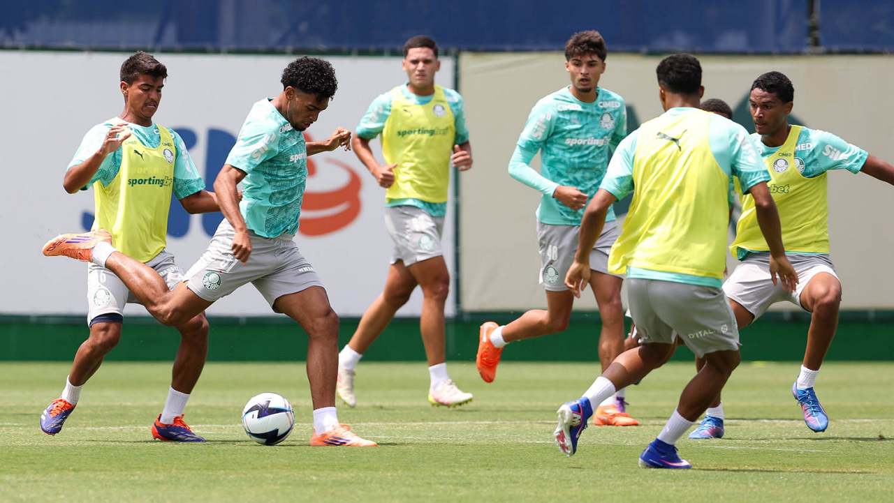Vitor Roque treinou com o elenco em tempo integral (Foto: Cesar Greco/Palmeiras/by Canon)
Vitor Roque treinou com o elenco em tempo integral (Foto: Cesar Greco/Palmeiras/by Canon)