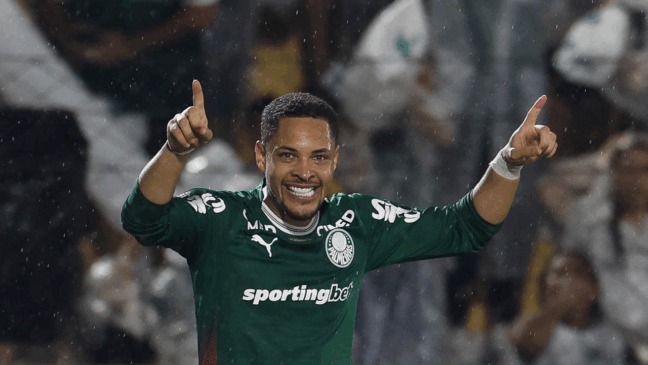 O jogador Vitor Roque, da SE Palmeiras, comemora seu gol contra a equipe do G Novorinzontino, durante partida válida pela final, volta, do Campeonato Paulista, Série A1, no Estádio Doutor Jorge Ismael de Biasi. (Foto: Cesar Greco/Palmeiras/by Canon)
