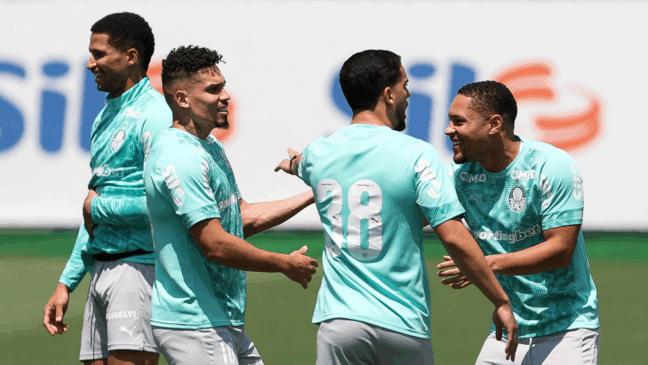 Os jogadores Paulinho, Figueiredo e Vitor Roque (E/D), da SE Palmeiras, durante treinamento, na Academia de Futebol. (Foto: Cesar Greco/Palmeiras/by Canon)
