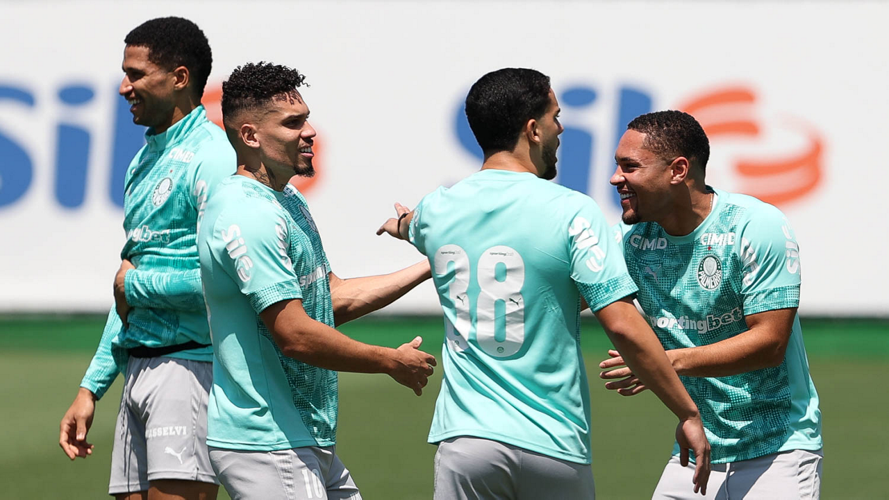Os jogadores Paulinho, Figueiredo e Vitor Roque (E/D), da SE Palmeiras, durante treinamento, na Academia de Futebol. (Foto: Cesar Greco/Palmeiras/by Canon)
Os jogadores Paulinho, Figueiredo e Vitor Roque (E/D), da SE Palmeiras, durante treinamento, na Academia de Futebol. (Foto: Cesar Greco/Palmeiras/by Canon)