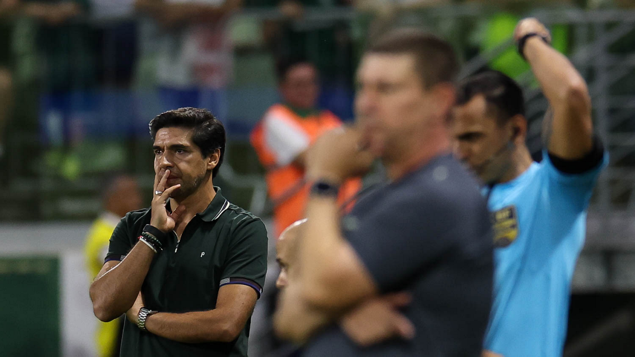 O técnico Abel Ferreira, da SE Palmeiras, em jogo contra a equipe do Mirassol FC, durante partida válida pela sexta rodada, do Campeonato Brasileiro, Série A, na arena Allianz Parque. (Foto: Cesar Greco/Palmeiras/by Canon)
O técnico Abel Ferreira, da SE Palmeiras, em jogo contra a equipe do Mirassol FC, durante partida válida pela sexta rodada, do Campeonato Brasileiro, Série A, na arena Allianz Parque. (Foto: Cesar Greco/Palmeiras/by Canon)