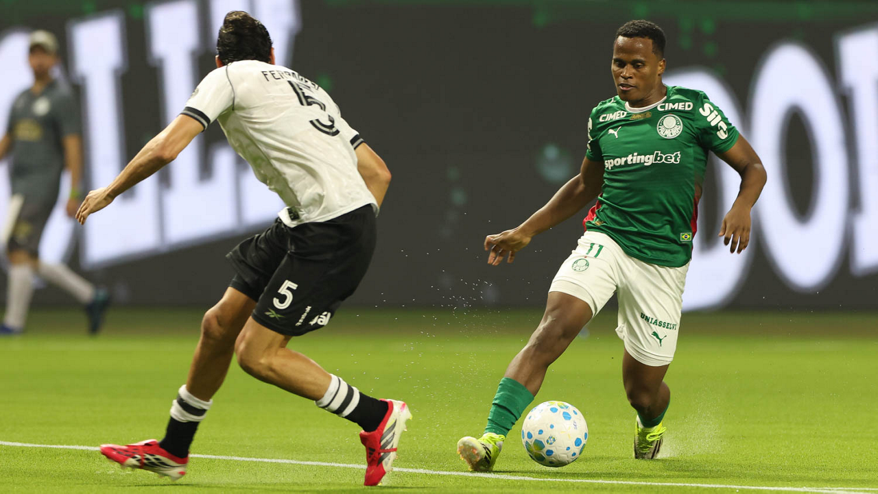 O jogador Jhon Arias, da SE Palmeiras, em jogo contra a equipe do Botafogo FR, durante partida válida pela sétima rodada, do Campeonato Brasileiro, Série A, na arena Allianz Parque. (Foto: Cesar Greco/Palmeiras/by Canon)
O jogador Jhon Arias, da SE Palmeiras, em jogo contra a equipe do Botafogo FR, durante partida válida pela sétima rodada, do Campeonato Brasileiro, Série A, na arena Allianz Parque. (Foto: Cesar Greco/Palmeiras/by Canon)