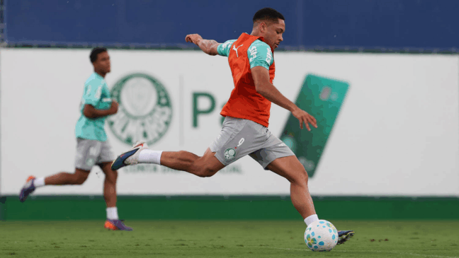 O jogador Vitor Roque, da SE Palmeiras, durante treinamento, na Academia de Futebol. (Foto: Cesar Greco/Palmeiras/by Canon)
