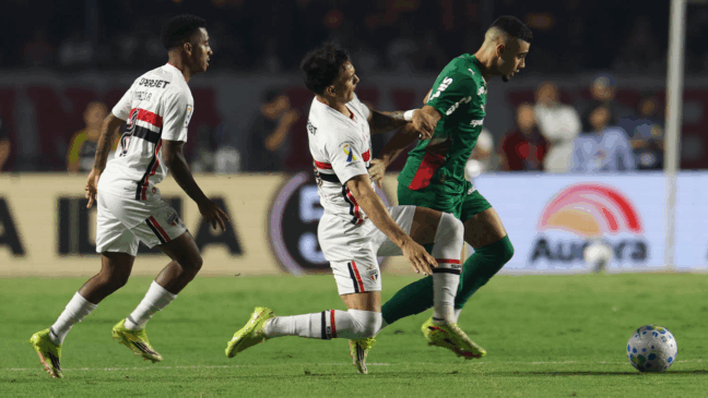 O jogador Andreas Pereira, da SE Palmeiras, disputa bola com o jogador do São Paulo FC, durante partida válida pela oitava rodada, do Campeonato Brasileiro, Série A, no Estádio Morumbis. (Foto: Cesar Greco/Palmeiras/by Canon)
