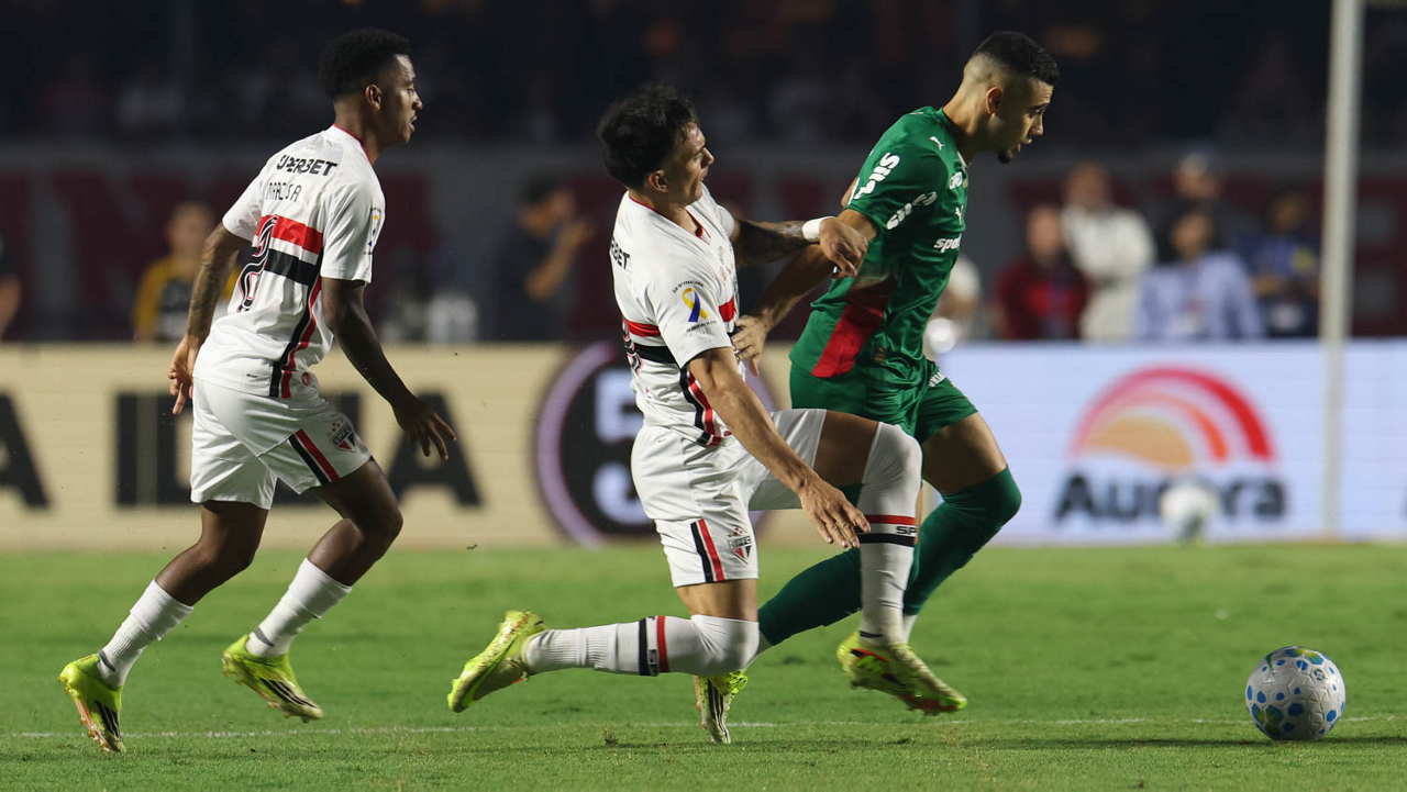 O jogador Andreas Pereira, da SE Palmeiras, disputa bola com o jogador do São Paulo FC, durante partida válida pela oitava rodada, do Campeonato Brasileiro, Série A, no Estádio Morumbis. (Foto: Cesar Greco/Palmeiras/by Canon)
O jogador Andreas Pereira, da SE Palmeiras, disputa bola com o jogador do São Paulo FC, durante partida válida pela oitava rodada, do Campeonato Brasileiro, Série A, no Estádio Morumbis. (Foto: Cesar Greco/Palmeiras/by Canon)