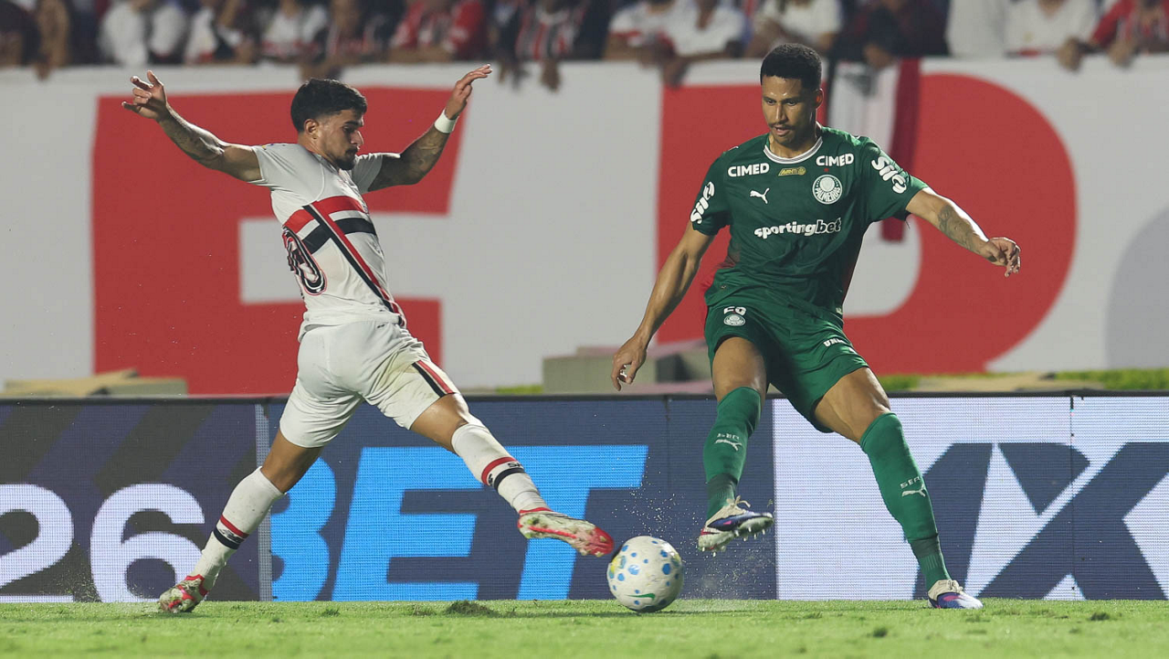 O jogador Murilo, da SE Palmeiras, disputa bola com o jogador do São Paulo FC, durante partida válida pela oitava rodada, do Campeonato Brasileiro, Série A, no Estádio Morumbis. (Foto: Cesar Greco/Palmeiras/by Canon)
O jogador Murilo, da SE Palmeiras, disputa bola com o jogador do São Paulo FC, durante partida válida pela oitava rodada, do Campeonato Brasileiro, Série A, no Estádio Morumbis. (Foto: Cesar Greco/Palmeiras/by Canon)