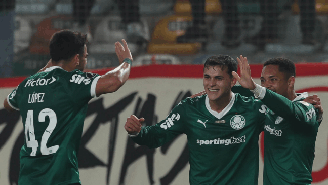 O jogador Vitor Roque, da SE Palmeiras, comemora seu gol contra a equipe do C Universitario D, durante partida válida pelas oitavas de final, ida, da Copa Libertadores, no Estádio Monumental. (Foto: Cesar Greco/Palmeiras/by Canon)
