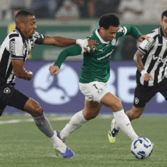 O jogador Felipe Anderson, da SE Palmeiras, disputa bola com o jogador do Botafogo FR, durante partida v&aacute;lida pela vig&eacute;sima rodada, do Campeonato Brasileiro, S&eacute;rie A, no Esteadio Nilton Santos. (Foto: Cesar Greco/Palmeiras/by Canon)
