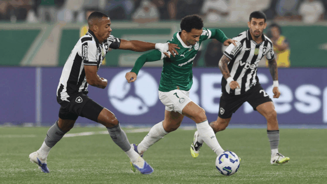 O jogador Felipe Anderson, da SE Palmeiras, disputa bola com o jogador do Botafogo FR, durante partida válida pela vigésima rodada, do Campeonato Brasileiro, Série A, no Esteadio Nilton Santos. (Foto: Cesar Greco/Palmeiras/by Canon)
