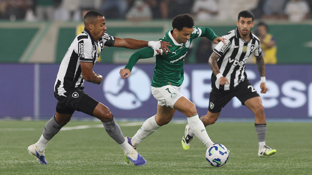O jogador Felipe Anderson, da SE Palmeiras, disputa bola com o jogador do Botafogo FR, durante partida válida pela vigésima rodada, do Campeonato Brasileiro, Série A, no Esteadio Nilton Santos. (Foto: Cesar Greco/Palmeiras/by Canon)
O jogador Felipe Anderson, da SE Palmeiras, disputa bola com o jogador do Botafogo FR, durante partida válida pela vigésima rodada, do Campeonato Brasileiro, Série A, no Esteadio Nilton Santos. (Foto: Cesar Greco/Palmeiras/by Canon)