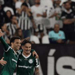 O jogador Felipe Anderson, da SE Palmeiras, comemora seu gol contra a equipe do Botafogo FR, durante partida v&aacute;lida pela vig&eacute;sima rodada, do Campeonato Brasileiro, S&eacute;rie A, no Esteadio Nilton Santos. (Foto: Cesar Greco/Palmeiras/by Canon)

