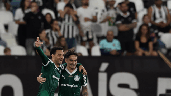 O jogador Felipe Anderson, da SE Palmeiras, comemora seu gol contra a equipe do Botafogo FR, durante partida válida pela vigésima rodada, do Campeonato Brasileiro, Série A, no Esteadio Nilton Santos. (Foto: Cesar Greco/Palmeiras/by Canon)
