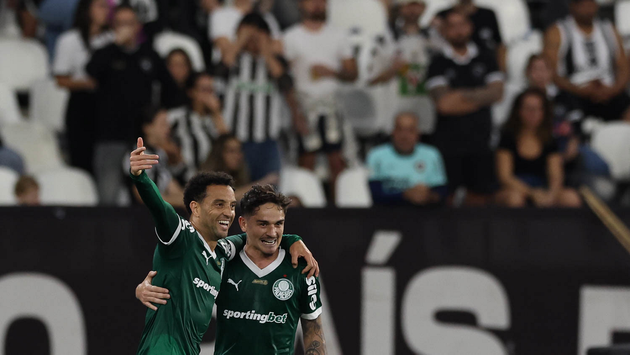 O jogador Felipe Anderson, da SE Palmeiras, comemora seu gol contra a equipe do Botafogo FR, durante partida válida pela vigésima rodada, do Campeonato Brasileiro, Série A, no Esteadio Nilton Santos. (Foto: Cesar Greco/Palmeiras/by Canon)
O jogador Felipe Anderson, da SE Palmeiras, comemora seu gol contra a equipe do Botafogo FR, durante partida válida pela vigésima rodada, do Campeonato Brasileiro, Série A, no Esteadio Nilton Santos. (Foto: Cesar Greco/Palmeiras/by Canon)
