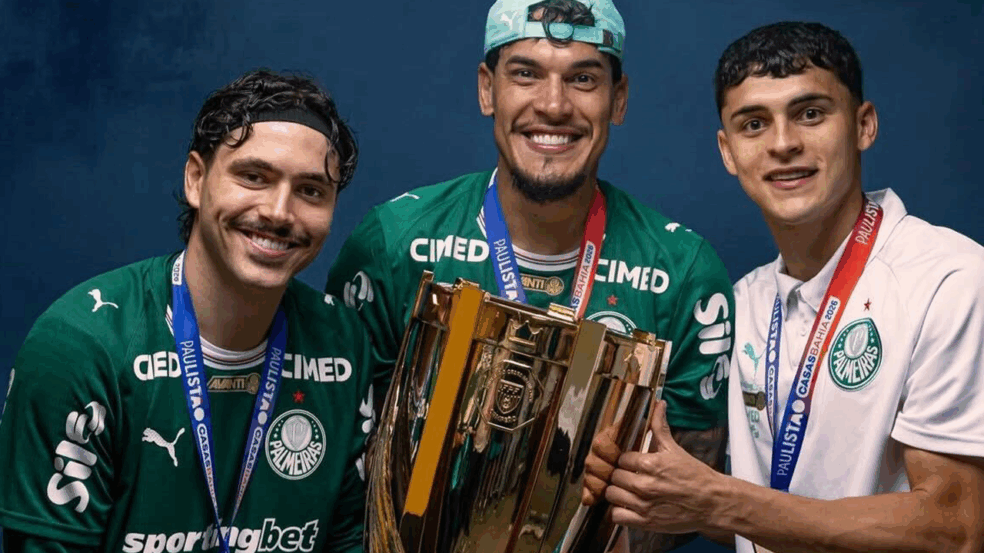 Maurício, Gustavo Gómez e Ramón Sosa com a taça do Paulistão. Foto: Rebeca Reis/Ag.Paulistão Maurício, Gustavo Gómez e Ramón Sosa com a taça do Paulistão. Foto: Rebeca Reis/Ag.Paulistão