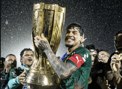 Gustavo Gómez com a taça do Campeonato Paulista (Foto: Jhony Inácio e Pedro Zacchi/Ag. Paulistão/Sua Foto No Jogo)
