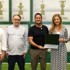 Lucas Andrade &eacute; homenageado pela diretoria do Verd&atilde;o (Foto: Fabio Menotti/Palmeiras/by Canon)
